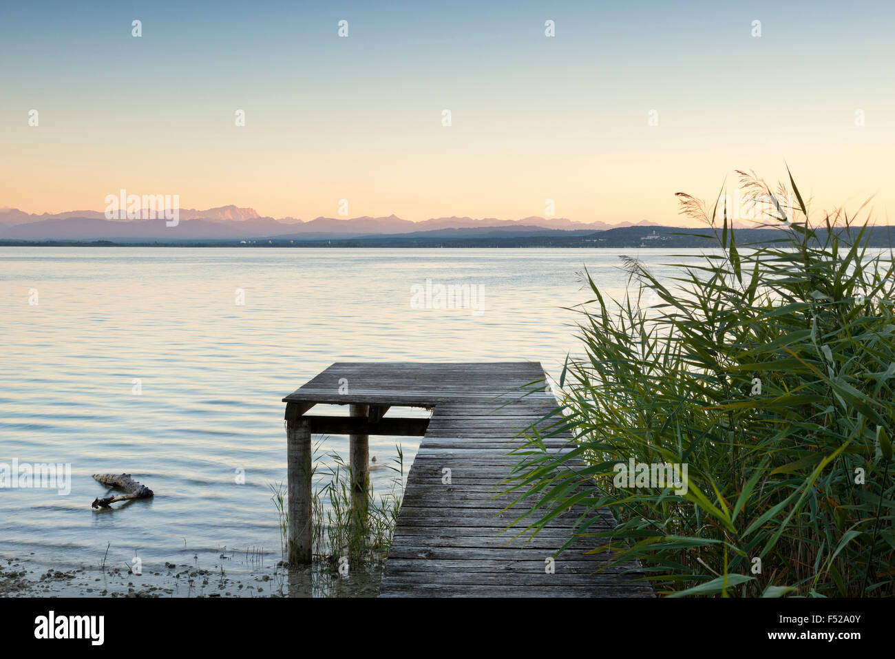Ammersee "(See), Steg, Ufer, Aussicht, Berge, Alpen, Pastell, Reed, Ruhe, Wasser, Abend, Stockfoto