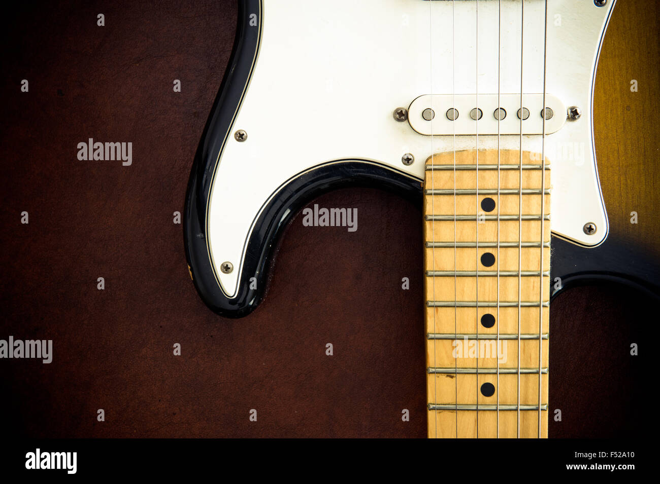 Gitarre Körper Teil und Hals Detail auf hölzernen Hintergrund Vintage-look Stockfoto