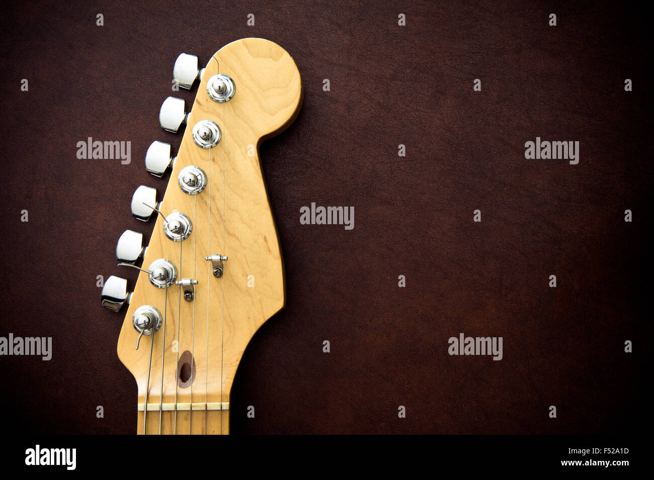 E-Gitarre Kopf und Hals Detail auf hölzernen Hintergrund Vintage-look Stockfoto