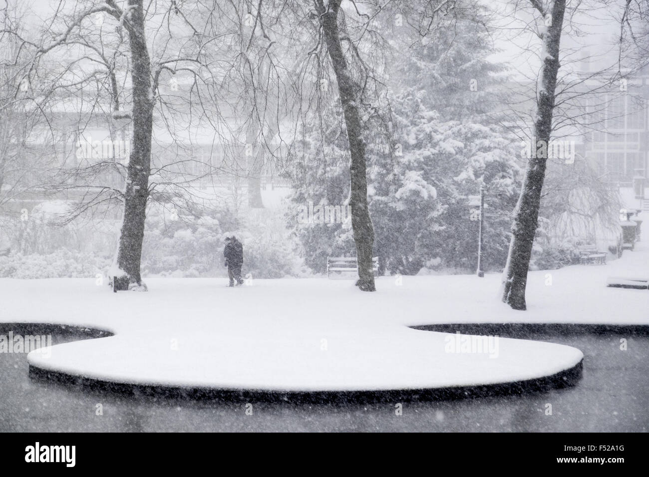 Winterschnee in Buxtons Pavilion Gardens, Derbyshire Stockfoto