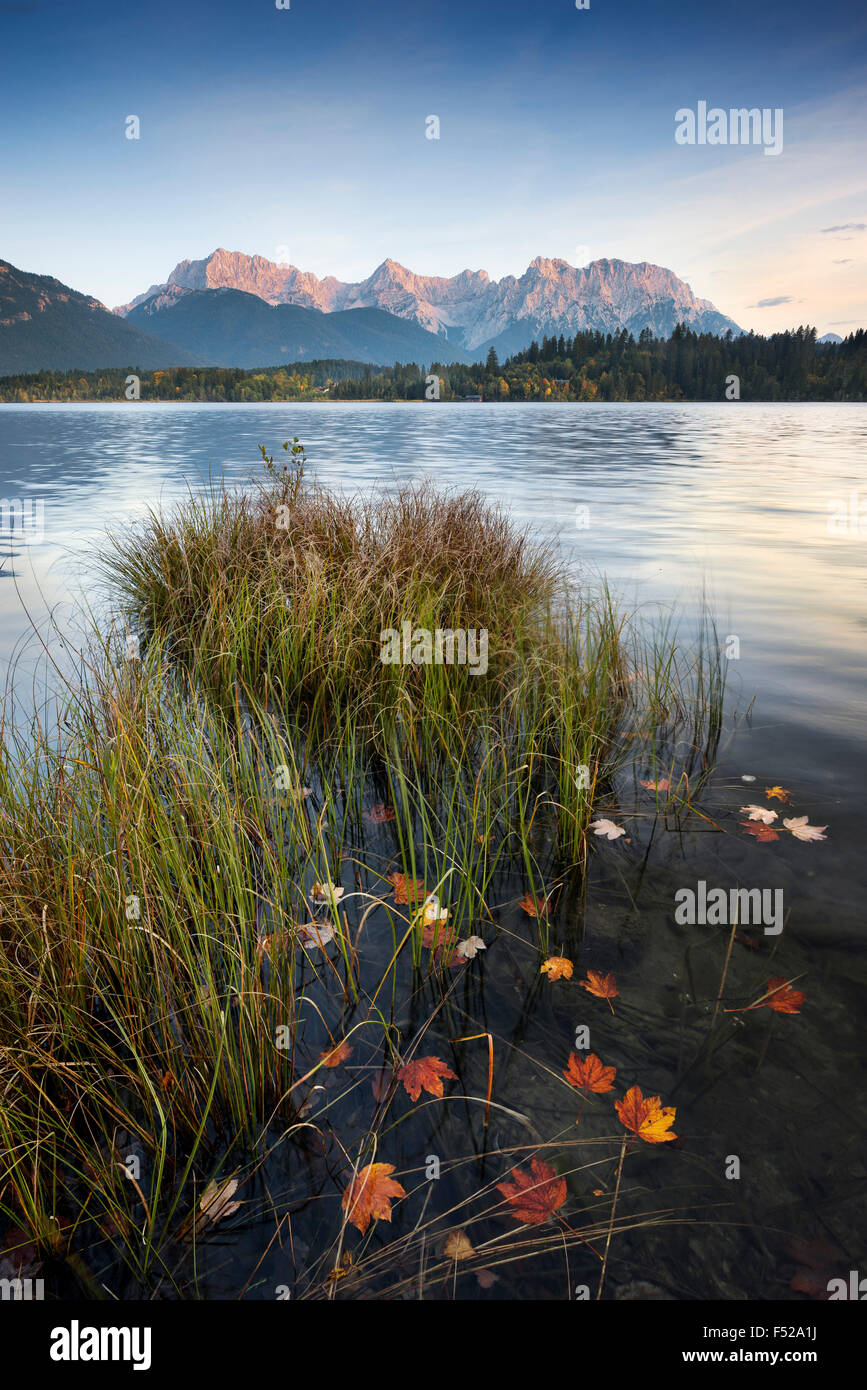 Barmsee "(See), Alpen, Berge,"Karwendel"(Bergkette), Wasser, Blätter, Herbst, Strand, Sonnenuntergang, Stimmung Stockfoto