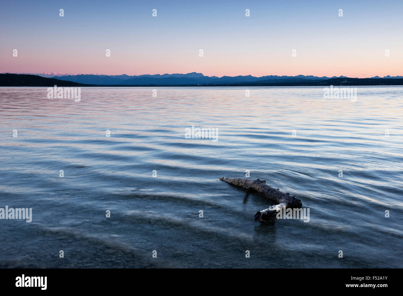 Ammersee "(See), Stimmung, Wasser, Berge, Alpen, Zweig, Treibholz, Wellen, Bewegung, blau, Abend, Stockfoto