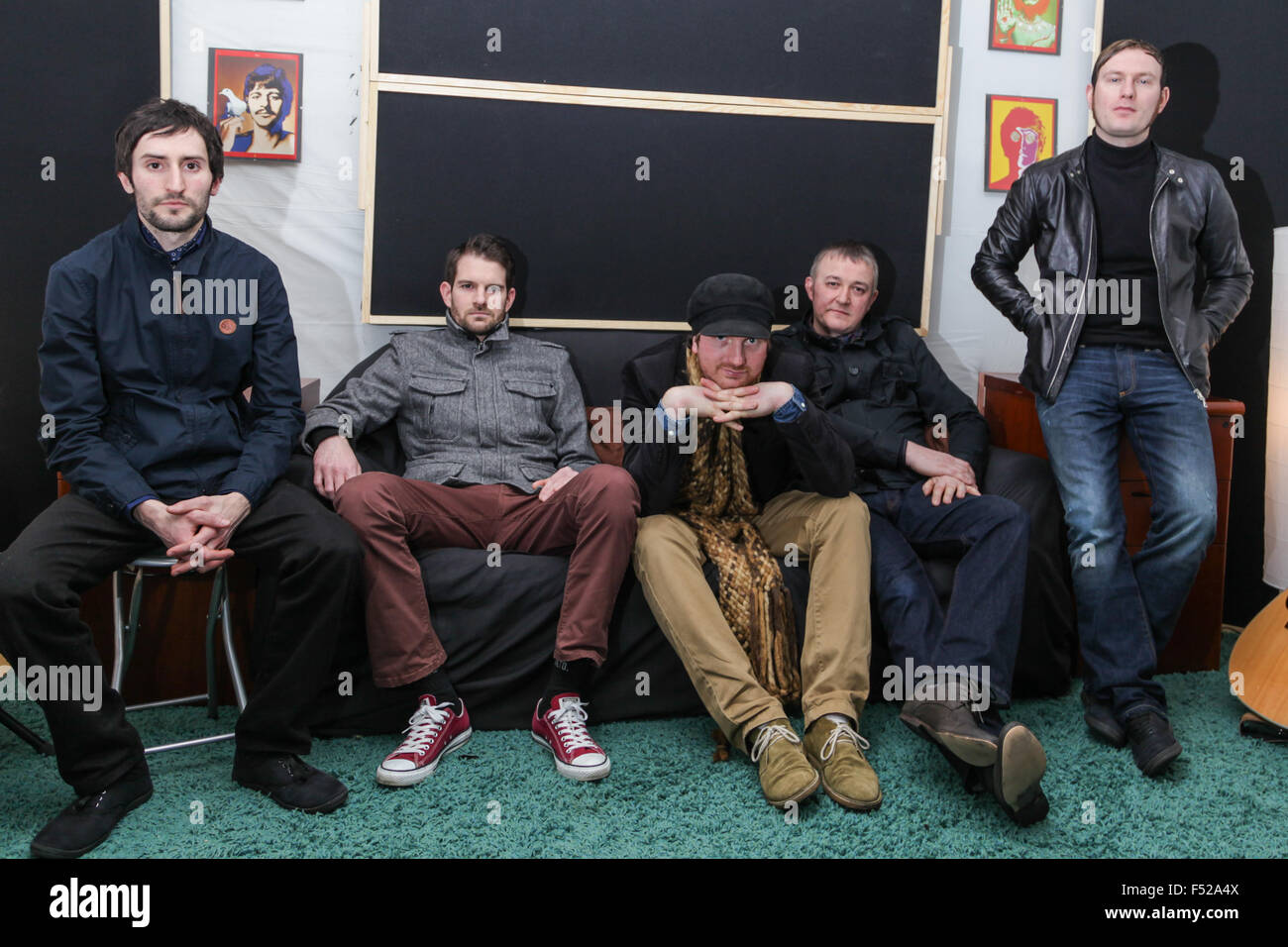 Kascarade carl Bower, Adam brankin, Mathew Milnes, Martin Horton, Lukas Milnes, Band Mitglieder im Studio Stockfoto