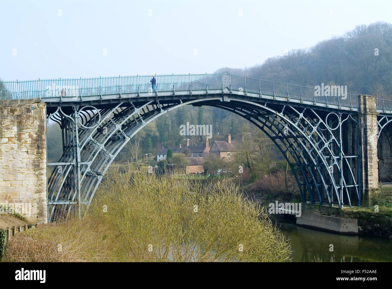 Ersten Eisenbrücke in der Welt von Abraham Darby III überquert den Fluss Severn bei Ironbridge Shropshire England UK Europe Stockfoto