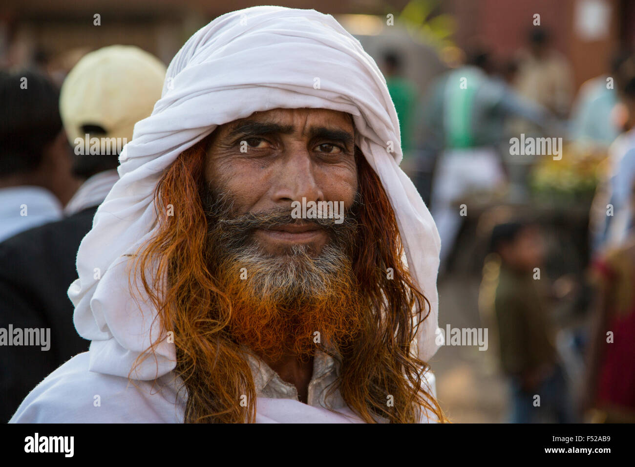 bärtiger Mann aus Rajasthan mit weißen Kopftuch, Buland Darwaza, Indien, Stockfoto