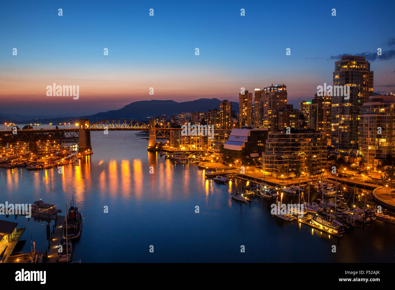 Vancouver Hafen bei Sonnenuntergang, False Creek, Vancouver, British Columbia, Kanada Stockfoto