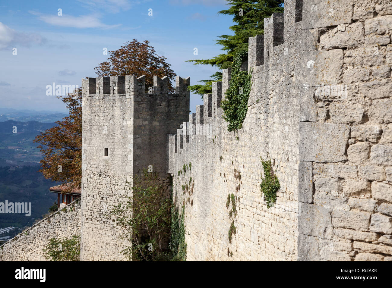 San Marino, Europa - 7. Oktober 2012: Einen alten Mauern der Burg von San Marino Stockfoto