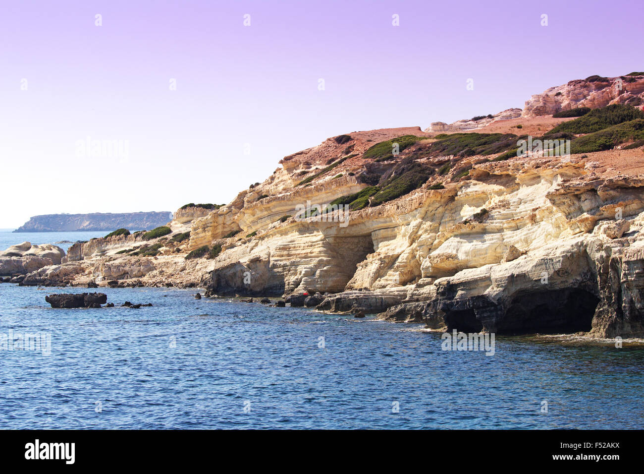 Felsige Küste von Zypern. Meeresgrotten, Paphos District. Stockfoto