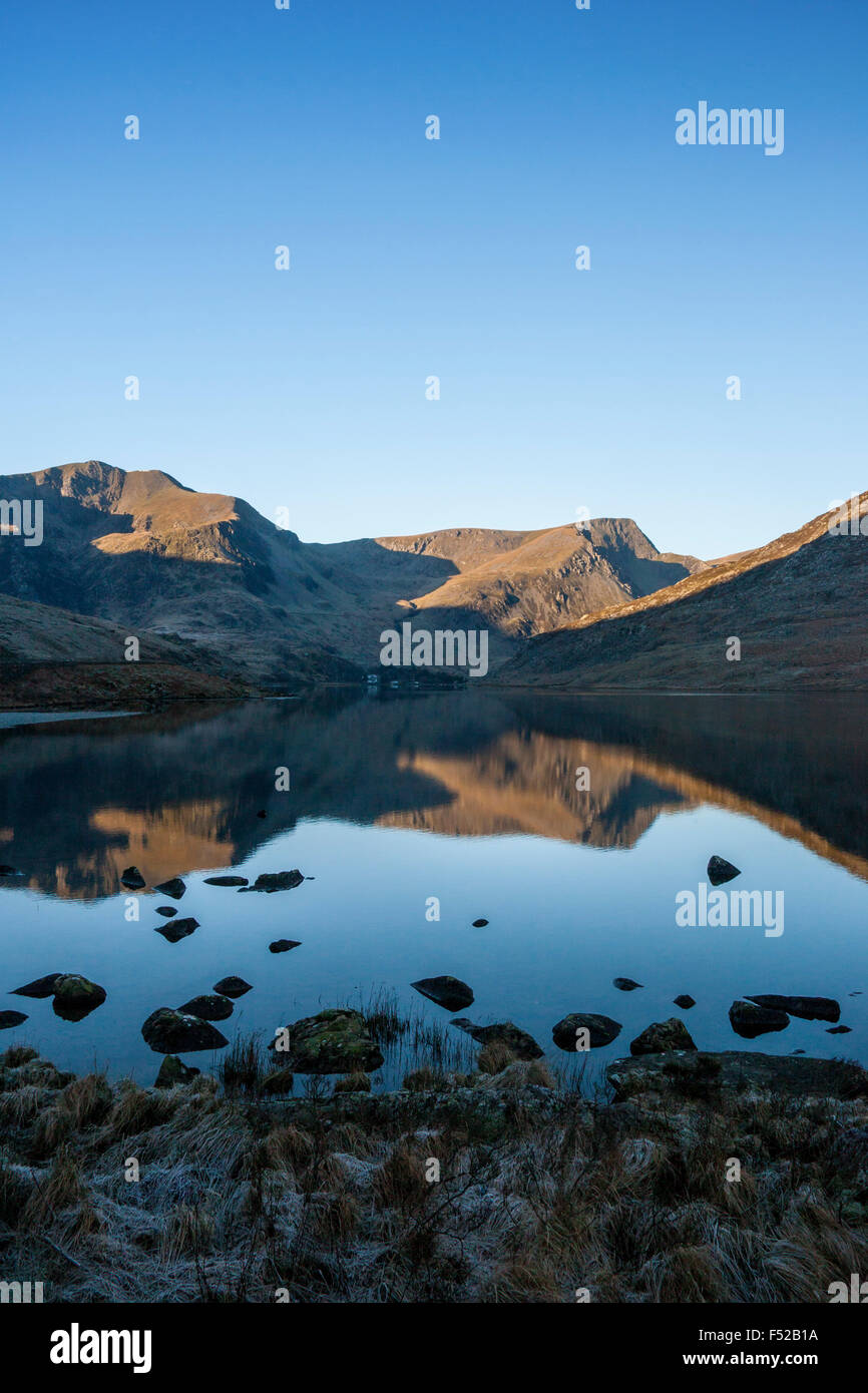 Llyn Ogwen See mit Y Garn und Foel Goch spiegelt sich in stillem Wasser Snowdonia North Wales UK Stockfoto