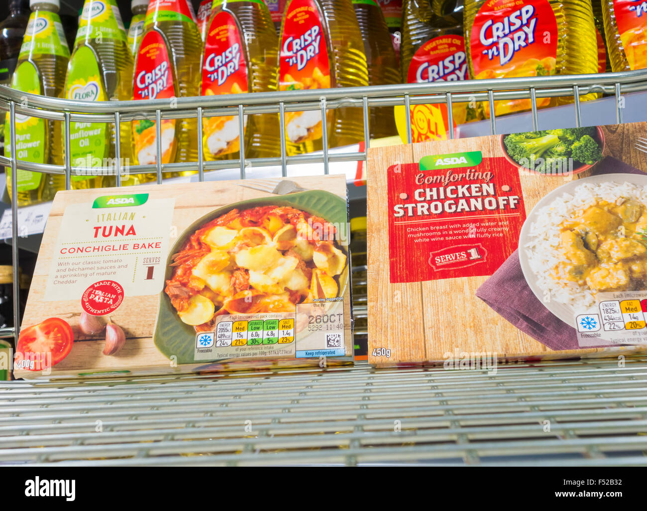 Fertige Mahlzeiten im Einkaufswagen in Asda Supermarkt. UK Stockfoto