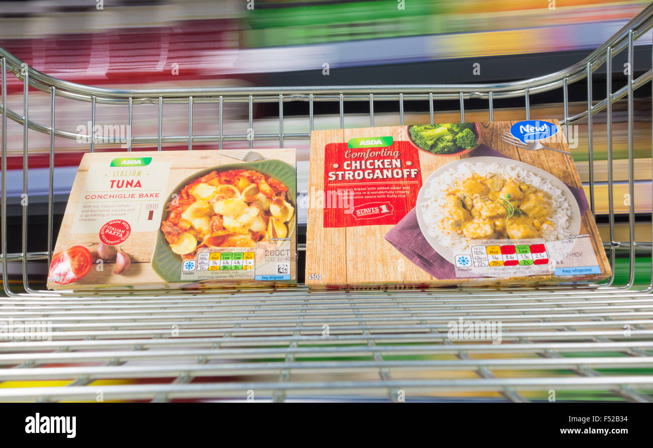 Fertige Mahlzeiten im Einkaufswagen in Asda Supermarkt. UK Stockfoto
