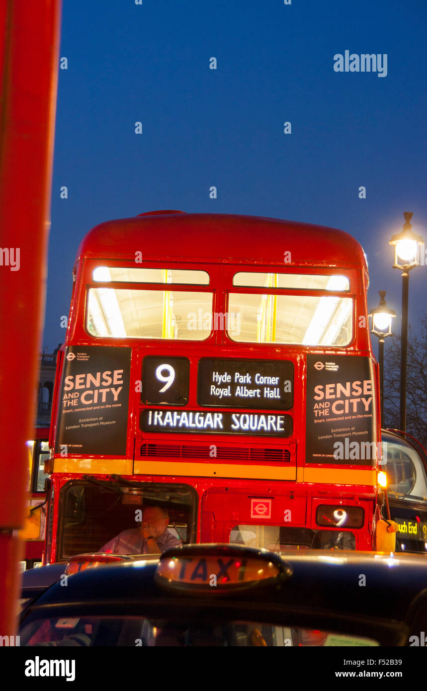 Traditionelle Londoner Routemaster Bus Nr. 9 und schwarzes Taxi Cab im Verkehr London England UK Stockfoto