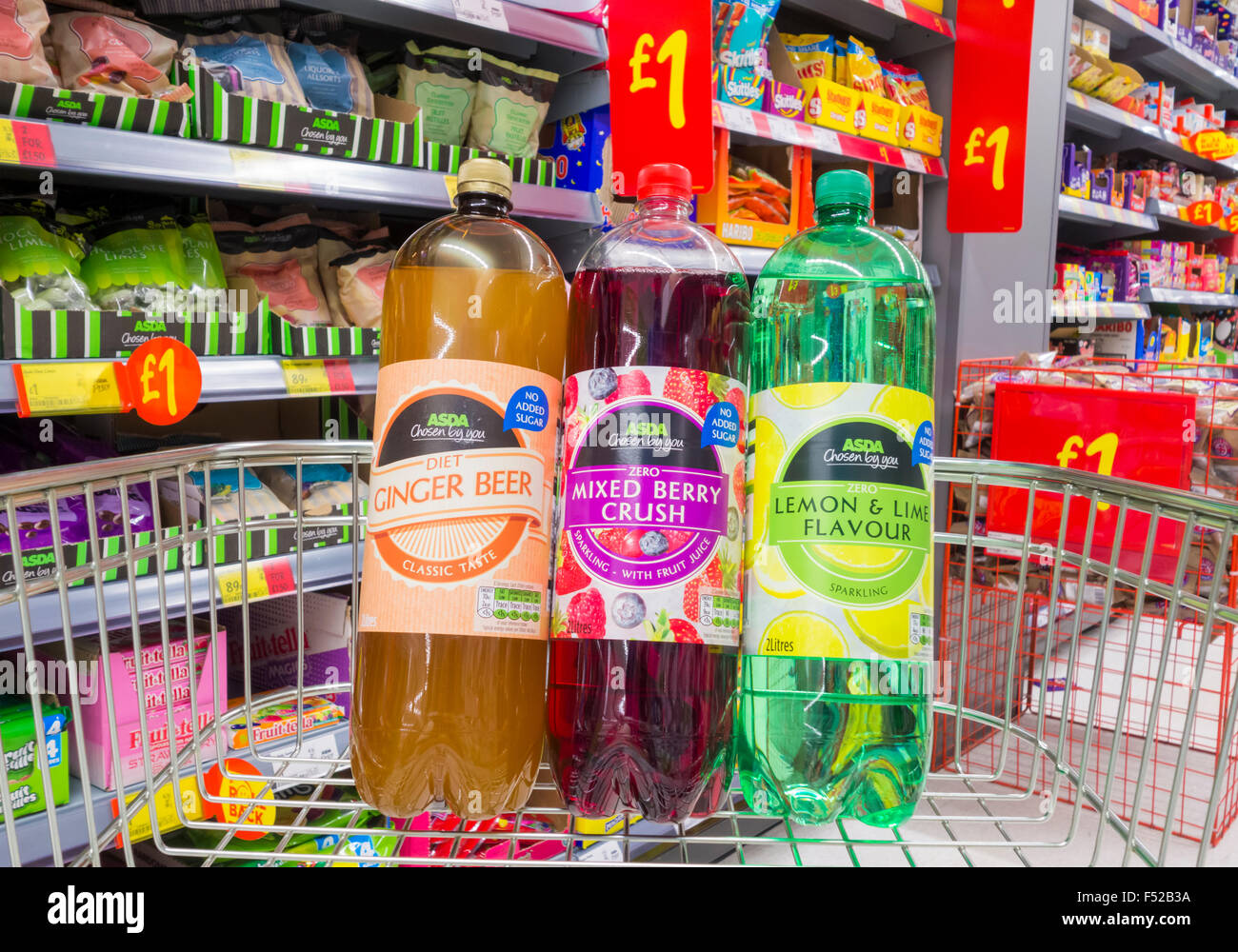 Asda kohlensäurehaltige Saftgetränke im Einkaufswagen im Asda Supermarkt. VEREINIGTES KÖNIGREICH Stockfoto