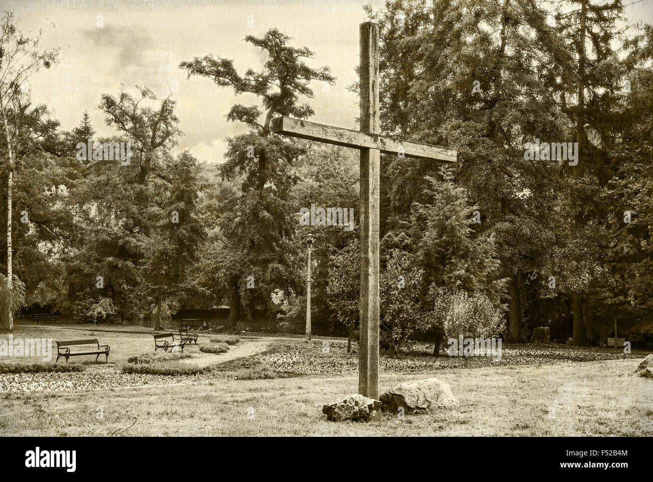 Retro-Foto Holzkreuz gegen einen dramatischen Wald Stockfoto