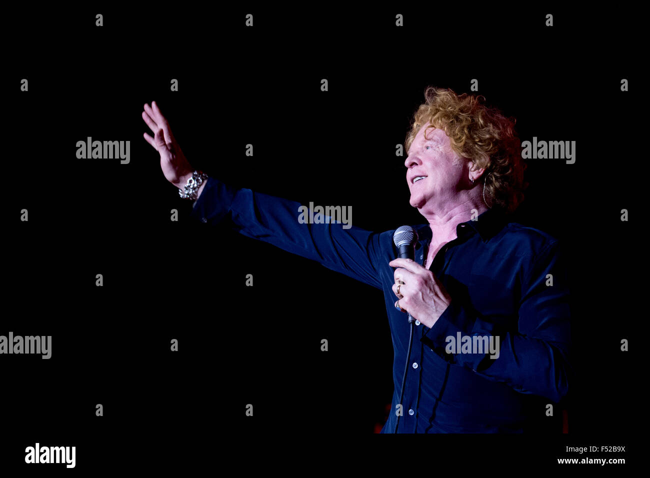 Prag, Tschechische Republik. 26. Oktober 2015. Britischer Sänger Mick Hucknall von Simply Red führt in Prag, Tschechische Republik, 26. Oktober 2015. Bildnachweis: Michal Kamaryt/CTK Foto/Alamy Live-Nachrichten Stockfoto