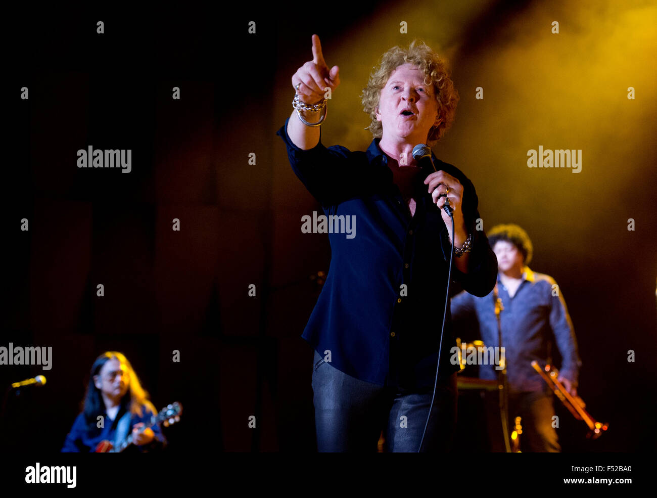 Prag, Tschechische Republik. 26. Oktober 2015. Britischer Sänger Mick Hucknall von Simply Red führt in Prag, Tschechische Republik, 26. Oktober 2015. Bildnachweis: Michal Kamaryt/CTK Foto/Alamy Live-Nachrichten Stockfoto