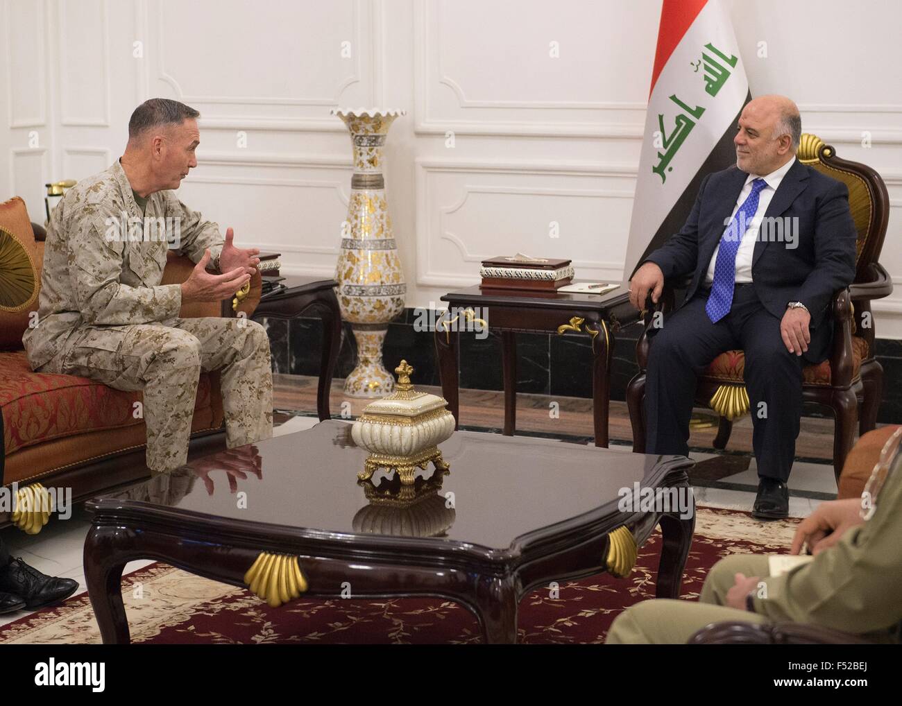 Vorsitzender der Joint Chiefs General Joseph Dunford Jr. USA trifft sich mit Premierminister des Irak, Haider Jawed Kadhim Al-Abadi 20. Oktober 2015 in Bagdad, Irak. Stockfoto