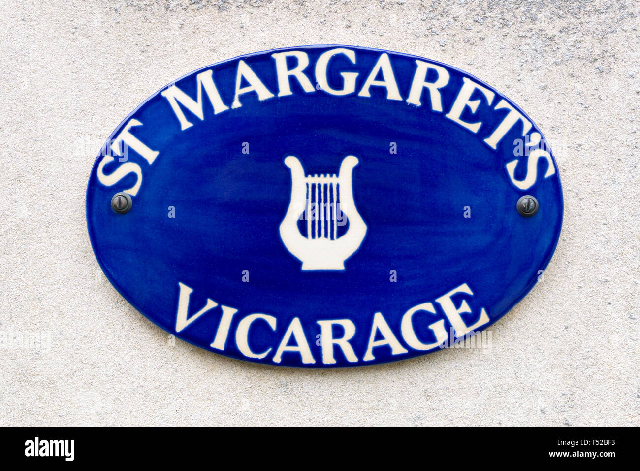 Eine dekorative Keramik Zeichen für St Margarets Pfarrhaus. Stockfoto