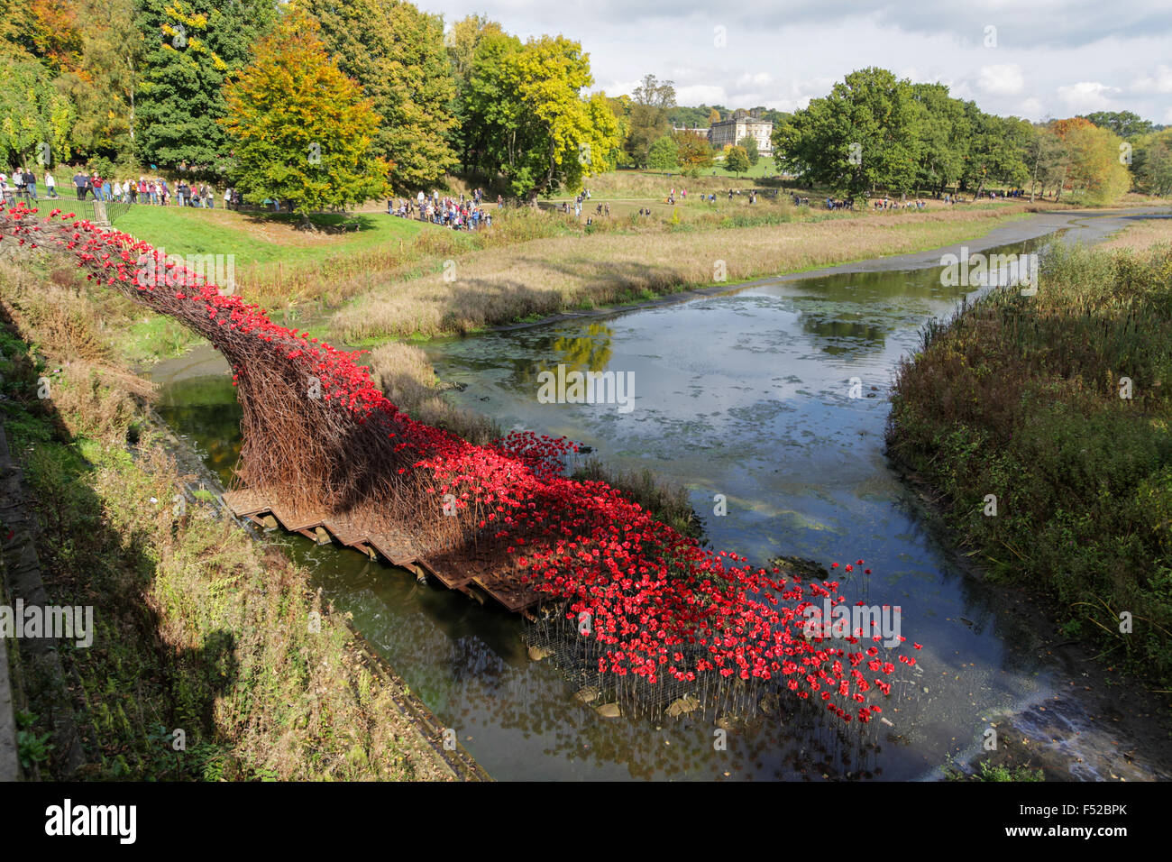 Wave: von dem Künstler Paul Cummins und Designer Tom Piper erstellt, die der 100. Jahrestag des Ausbruchs des Ersten Weltkrieges zu markieren. Stockfoto
