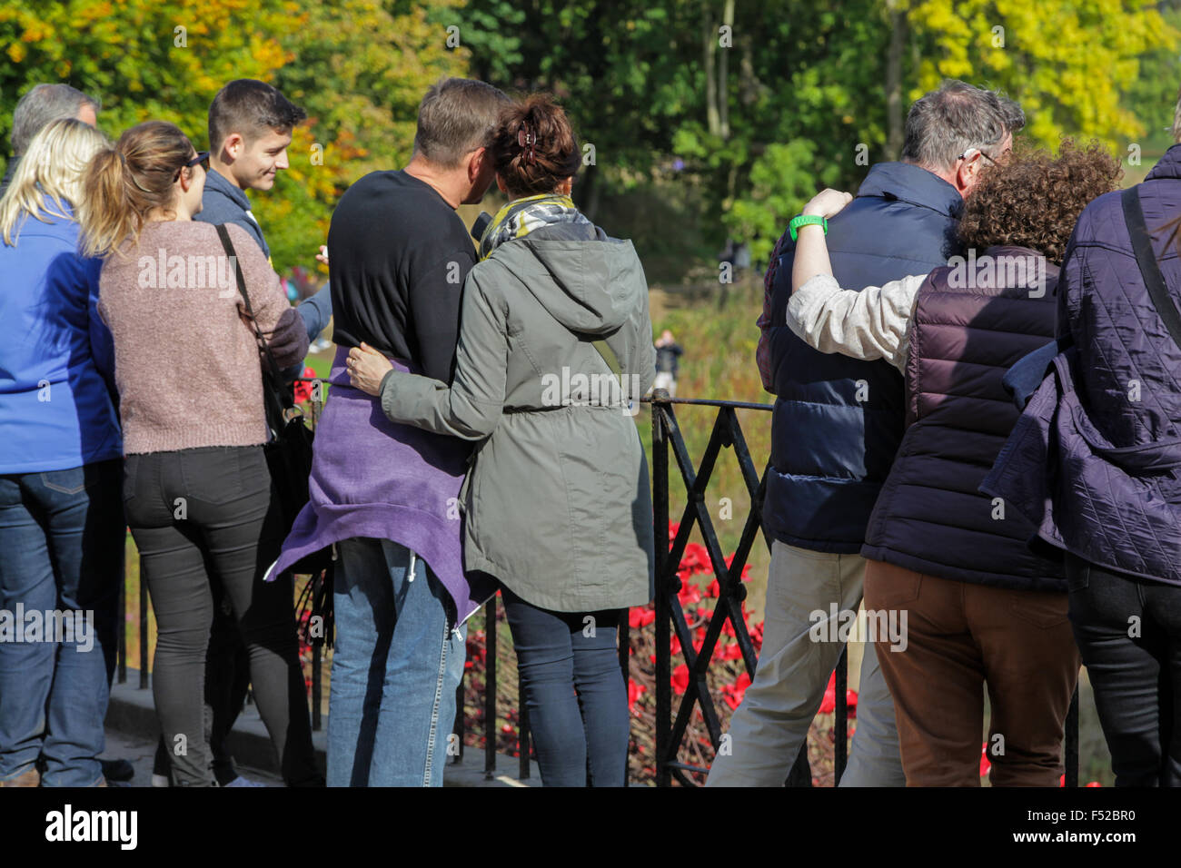 Wave: von dem Künstler Paul Cummins und Designer Tom Piper erstellt, die der 100. Jahrestag des Ausbruchs des Ersten Weltkrieges zu markieren. Stockfoto
