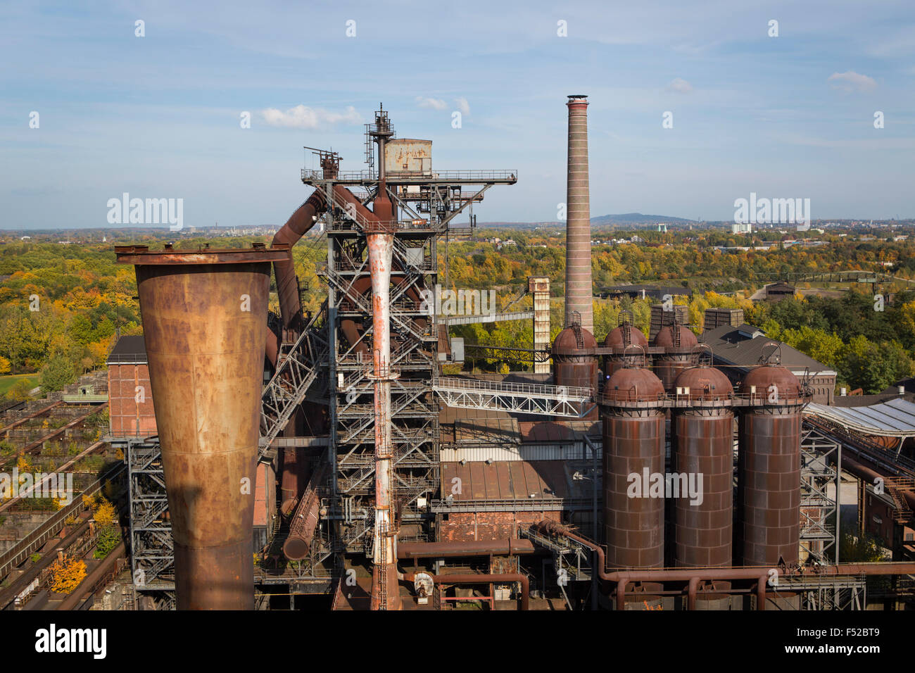 Die Landschaft Park Duisburg Nord mit historischen Industrieanlagen im Ruhrgebiet Stockfoto