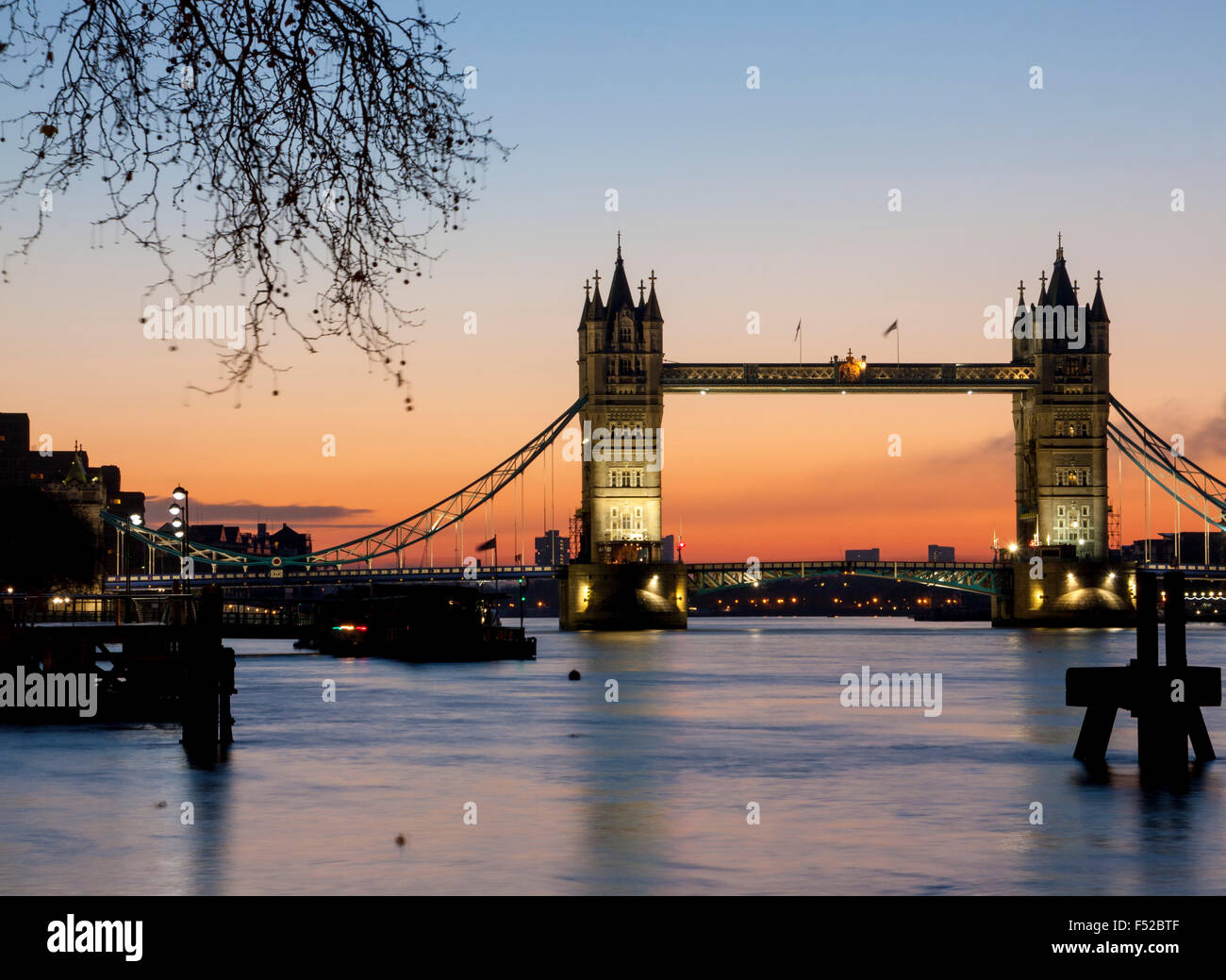Tower Bridge und der Themse bei Dawn Sonnenaufgang London England UK Stockfoto
