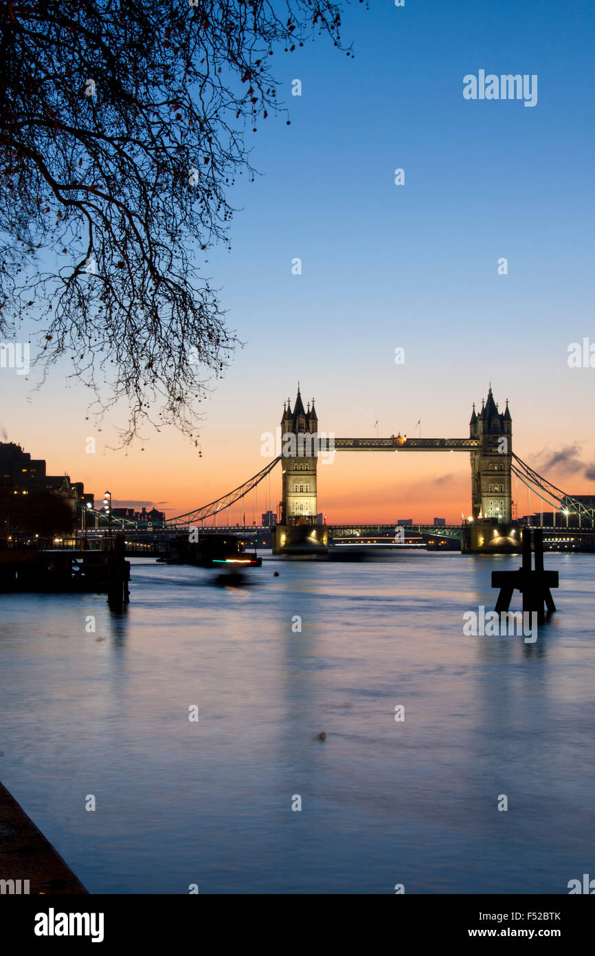 Tower Bridge und der Themse bei Dawn Sonnenaufgang London England UK Stockfoto