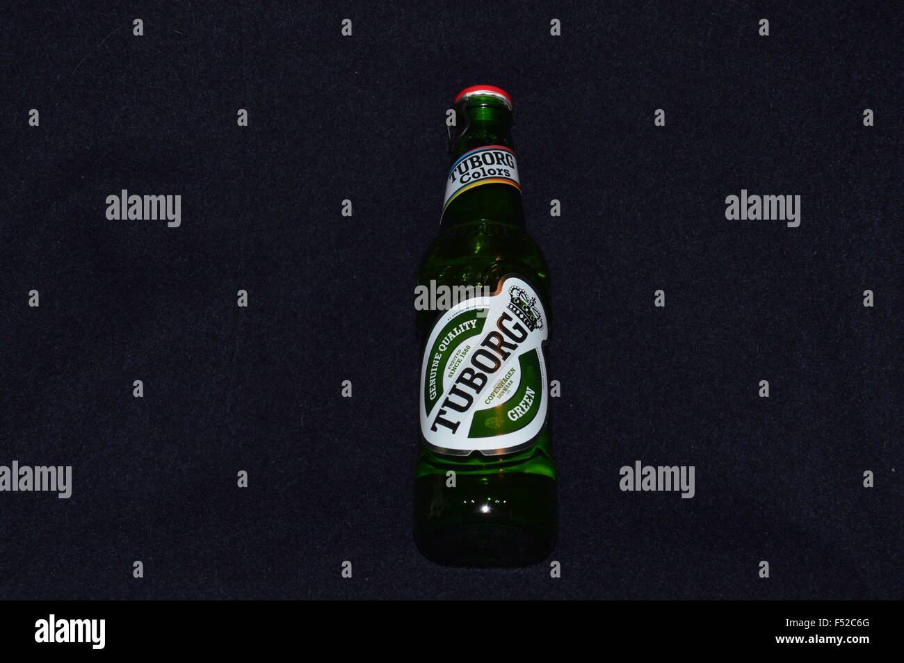 alkoholfreies Flaschenbier Tuborg in Dänemark von schwarzem Hintergrund hergestellt Stockfoto