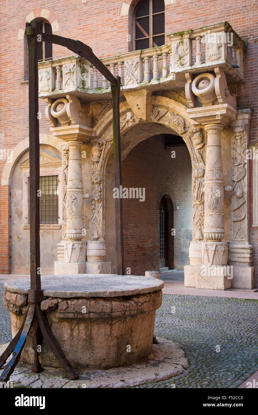 Wasser gut und gewölbten Eingang del Tribunale in den Palazzo del Capitano, Verona, Venetien, Cortile, Italien Stockfoto