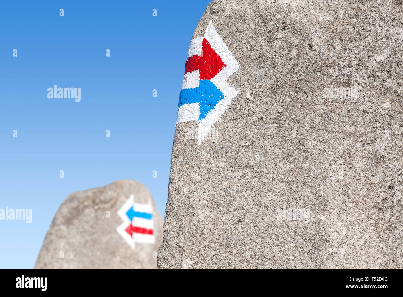 Trail-Zeichen gemalt auf Rock, Wahl oder Dilemma Konzept. Stockfoto