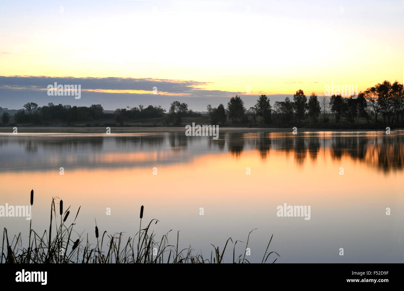 Sunrise-Landschaft mit einem See und der Nebel über dem Wasser Stockfoto