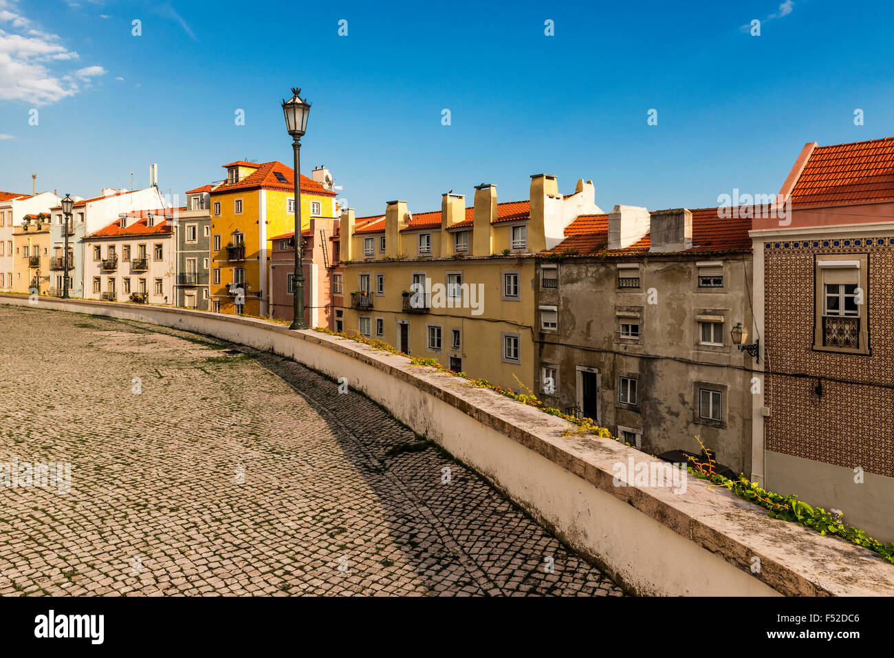 Straße in Alfama, Lissabon, mit alten Kopfsteinpflaster und Fliesen Stockfoto