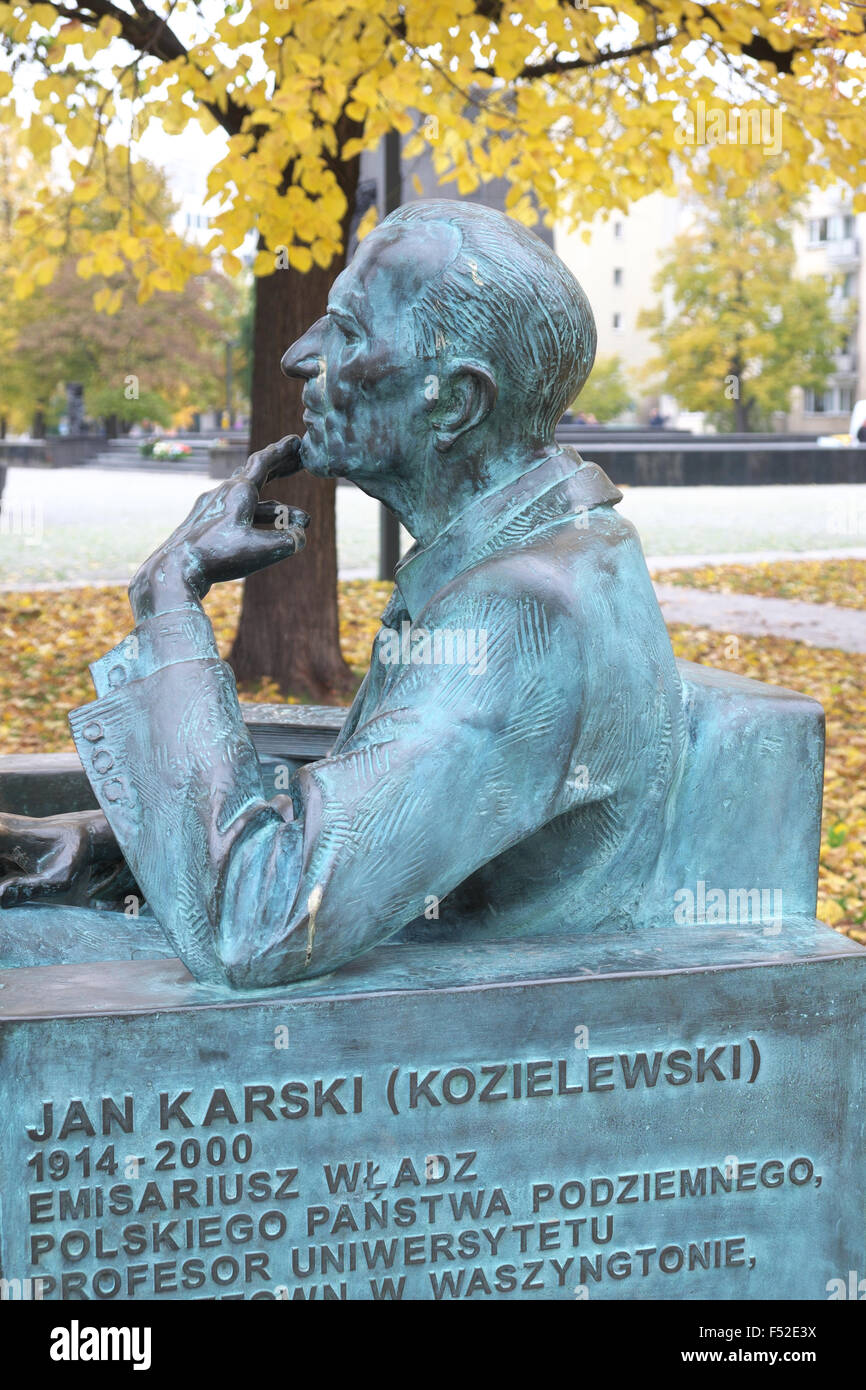 Warschau Polen Statue von Jan Karski (geboren Jan Kozielewski) polnischen Geheimagenten und Kurier während des 2. Weltkrieges im Warschauer Ghetto-Bereich Stockfoto