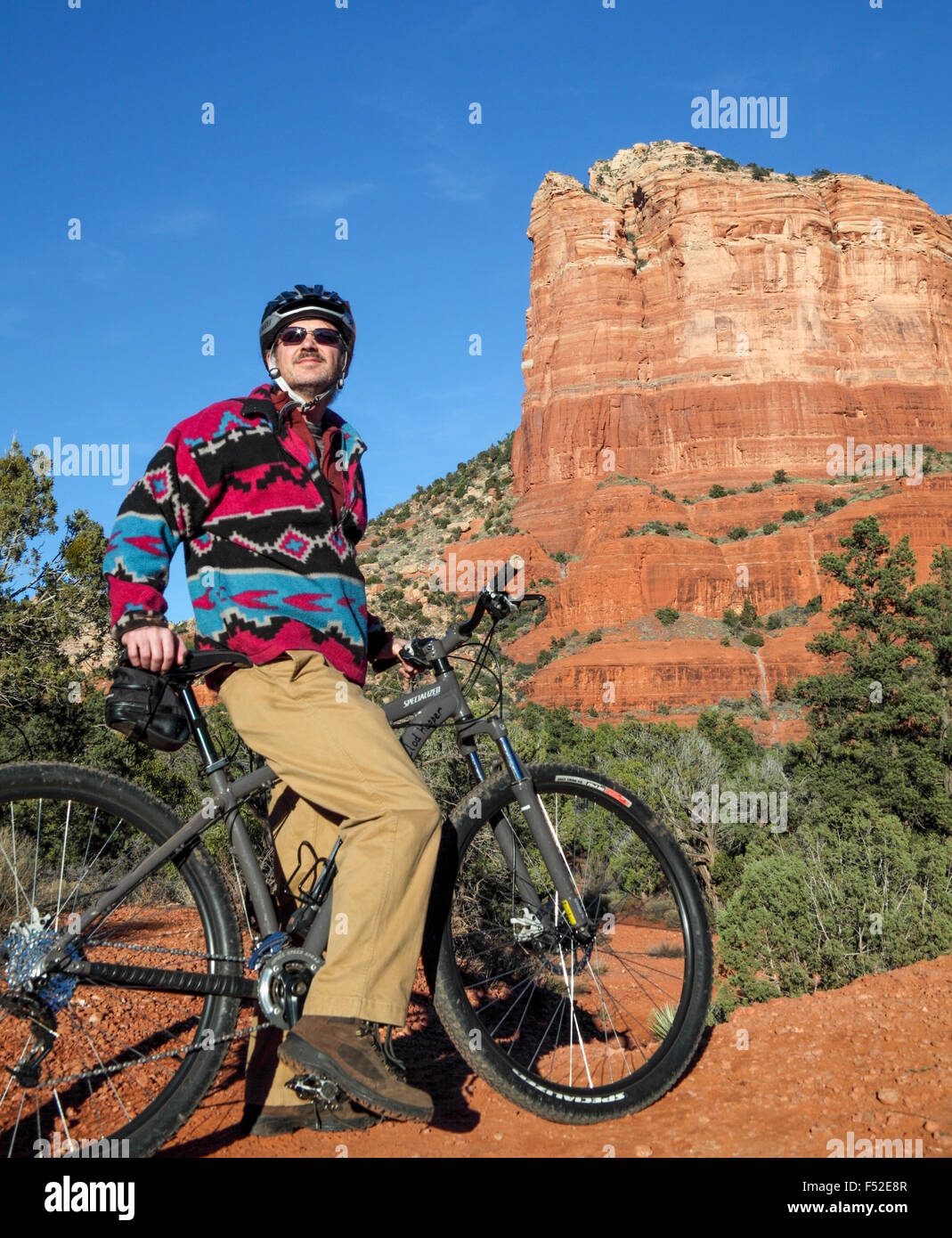 Radfahrer auf dem Bell Rock Weg vor Gerichtsgebäude Butte im Village Oak Creek Stockfoto