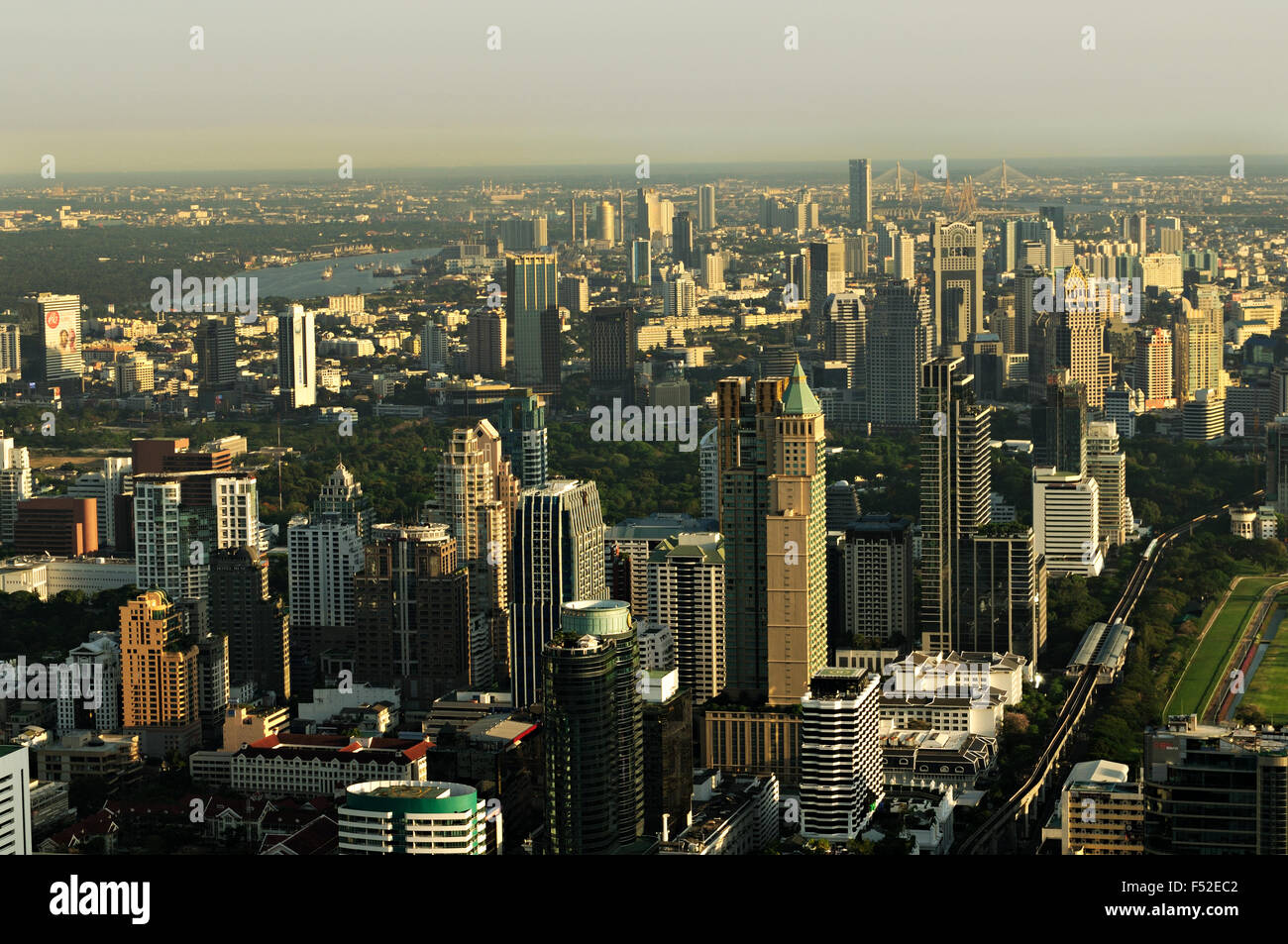 Wolkenkratzer von Bangkok aus Baiyoke Tower II (das höchste Gebäude in der Stadt) bei Sonnenuntergang, Thailand Stockfoto