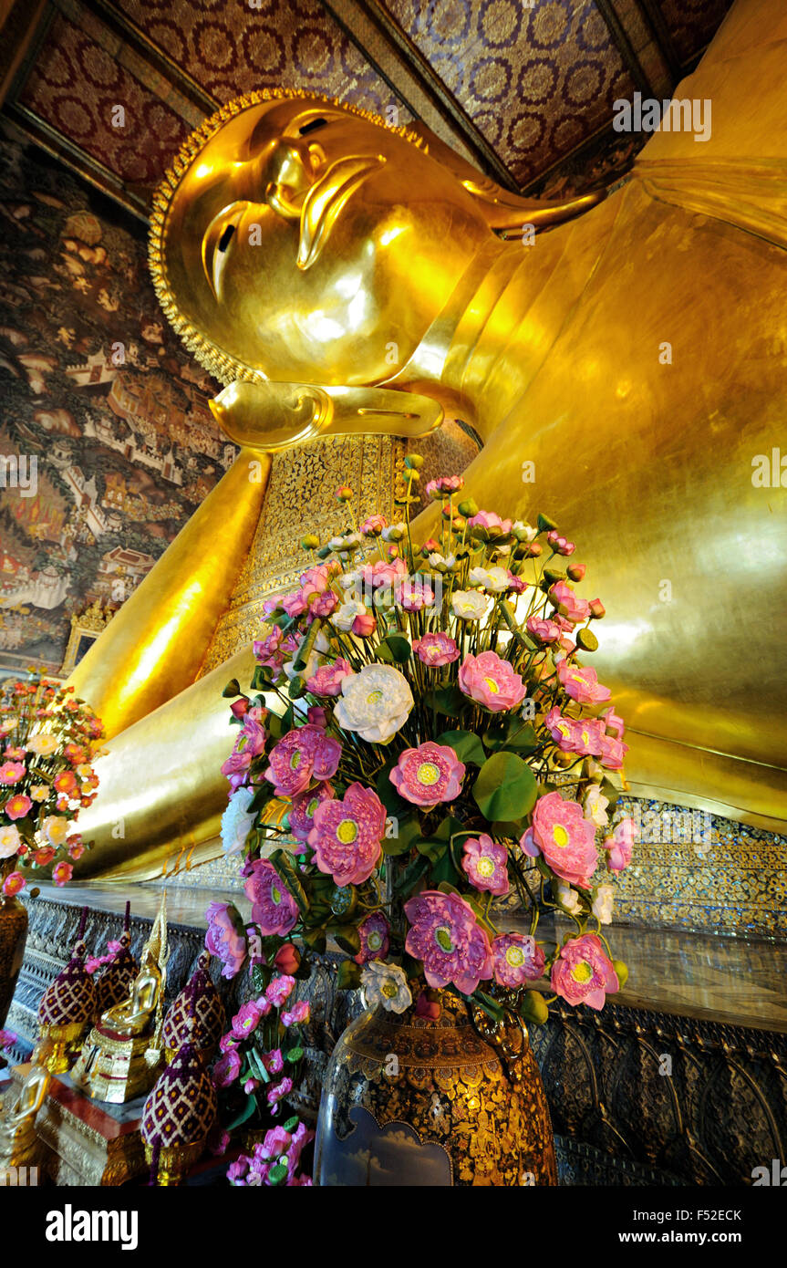 Liegender Buddha-Statue und Blumen im Wat Pho (Wat Phra Chetuphon), Bangkok, Thailand Stockfoto