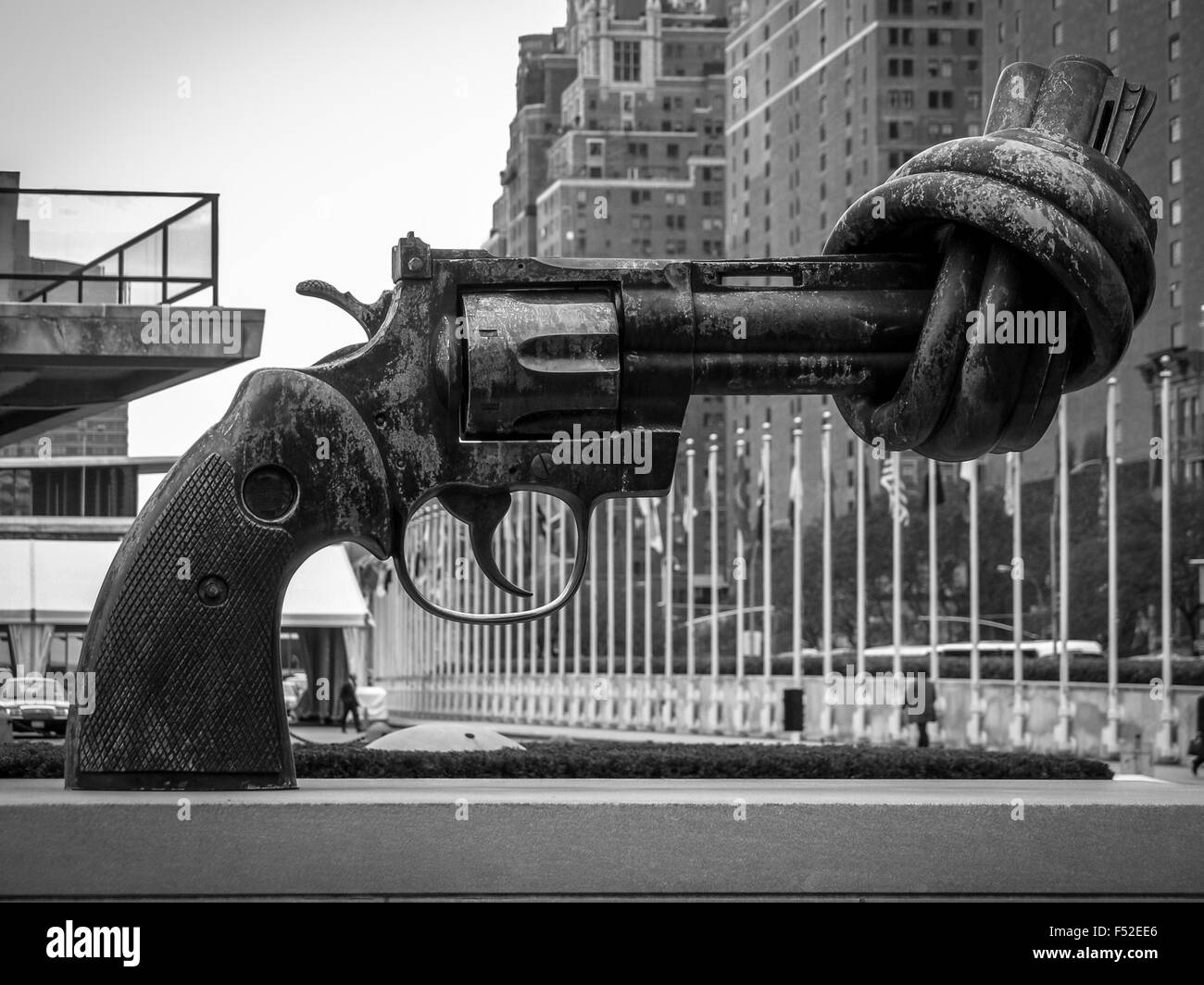 Verknoteten Gewehr-Skulptur vor dem Gebäude der Vereinten Nationen, New York, USA Stockfoto