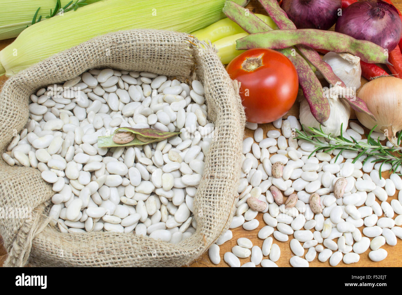 Weiße Bohnen in einem Beutel mit etwas Gemüse zum Kochen bereit Stockfoto