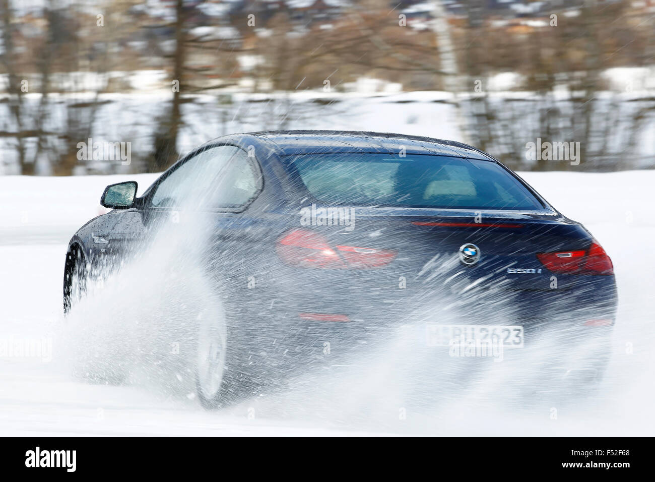 Auto, BMW 650 i Allrad, Baujahr 2012, auf Eis und Schnee im Drift, Stockfoto