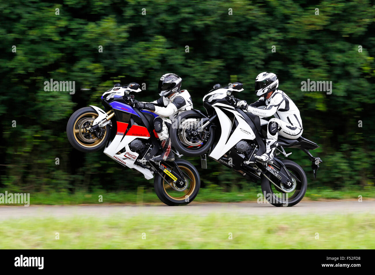 2 Motorräder, Honda 1000 RR und Honda Fireblade CBR, Wheelie, Stockfoto
