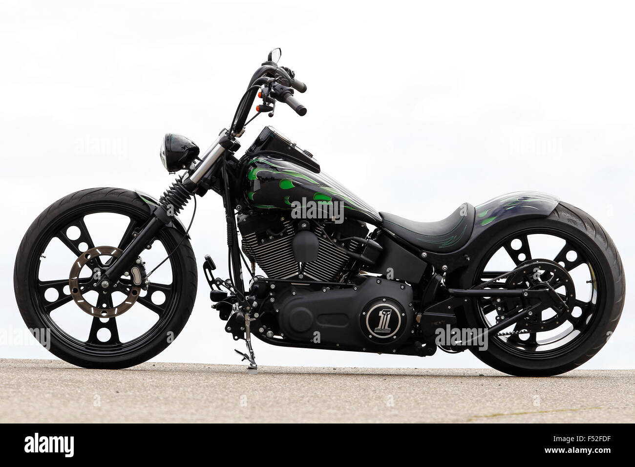 Motorrad-Stimmung Bike, Chopper, schwarz, statisch, linke Seite, Custom Bike auf Harley Basis, Baujahr 2011, extrem breite Reifen, hinten Stockfoto