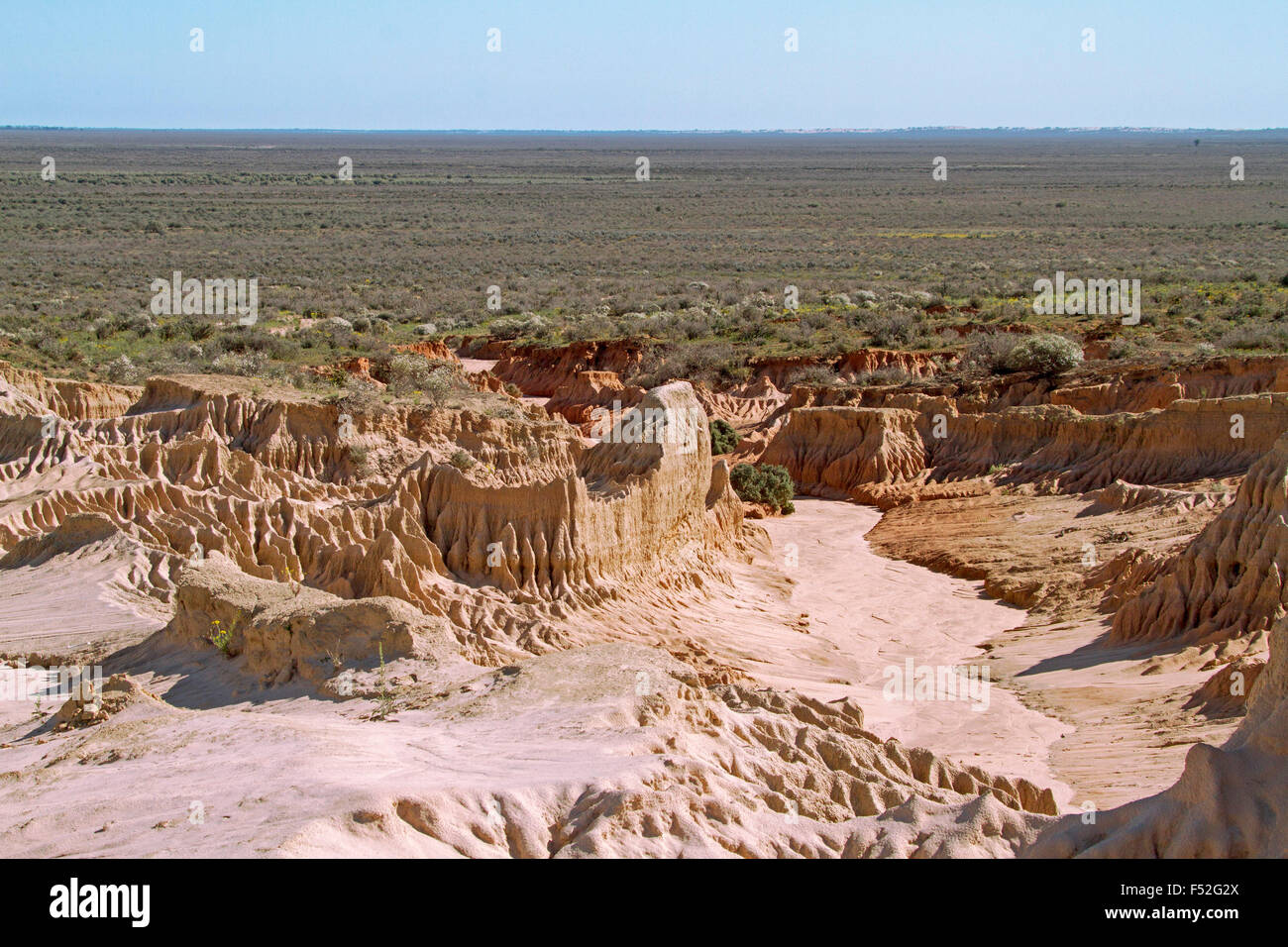 Australische Outback-Landschaft mit erodierten Boden auf Great Wall Of China & weiten Ebenen / trockener See im Mungo National Park in New South Wales Stockfoto