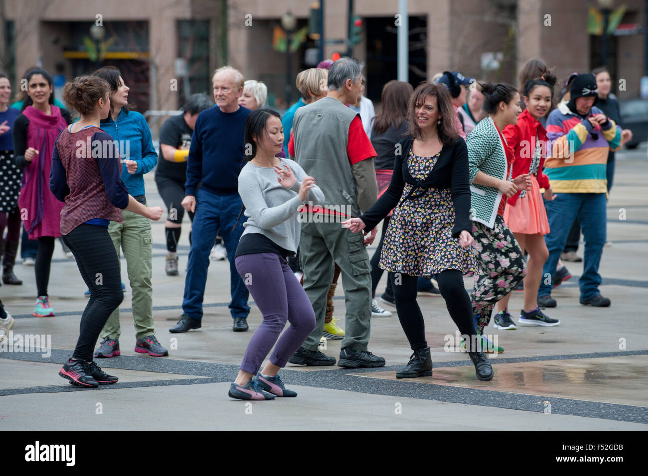 Viele Menschen tanzen auf der Queen Elizabeth Theatre Square in der Innenstadt von Vancouver BC Stockfoto