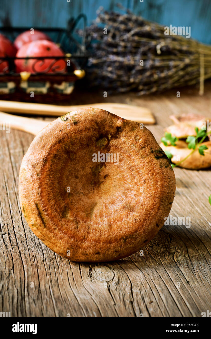 Nahaufnahme von einem Rovello, einem typisch Herbst Pilz von Spanien, auf einem rustikalen Holztisch Stockfoto