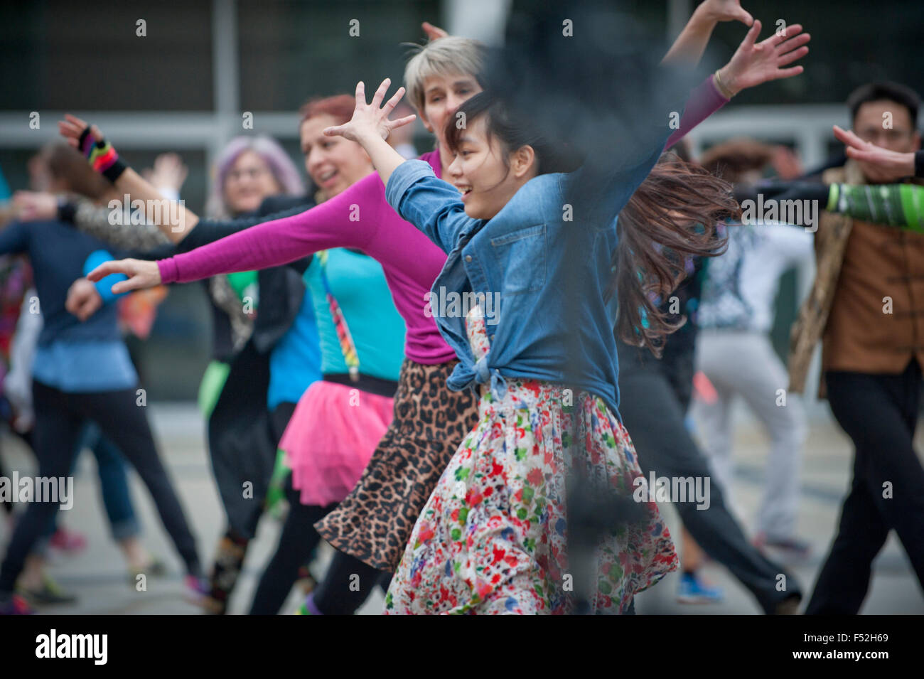 Viele Menschen tanzen auf der Queen Elizabeth Theatre Square in der Innenstadt von Vancouver BC Stockfoto