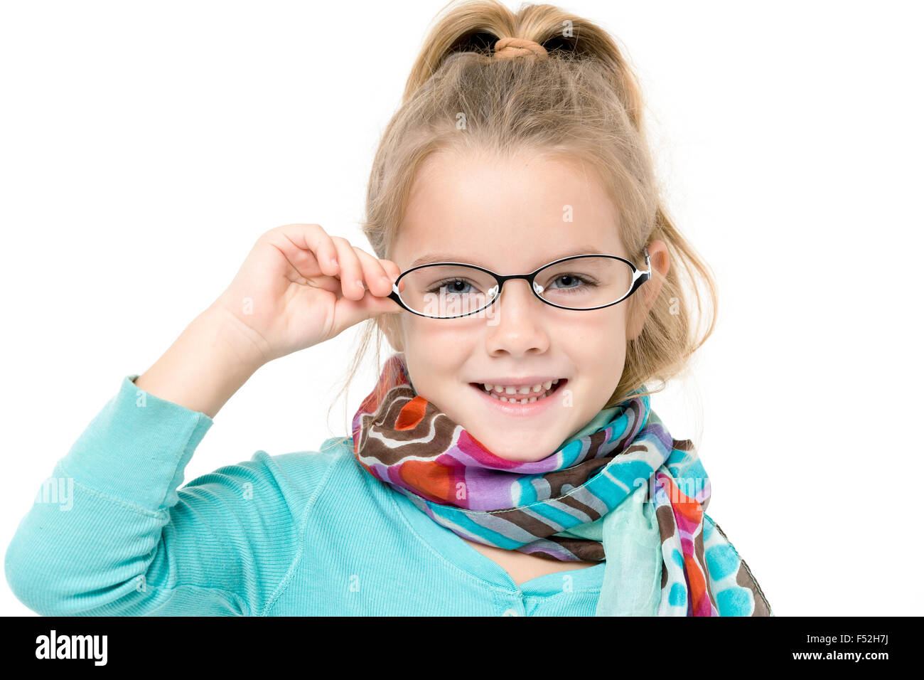 Kleines Mädchen mit Brille posiert auf weißem Hintergrund Stockfoto