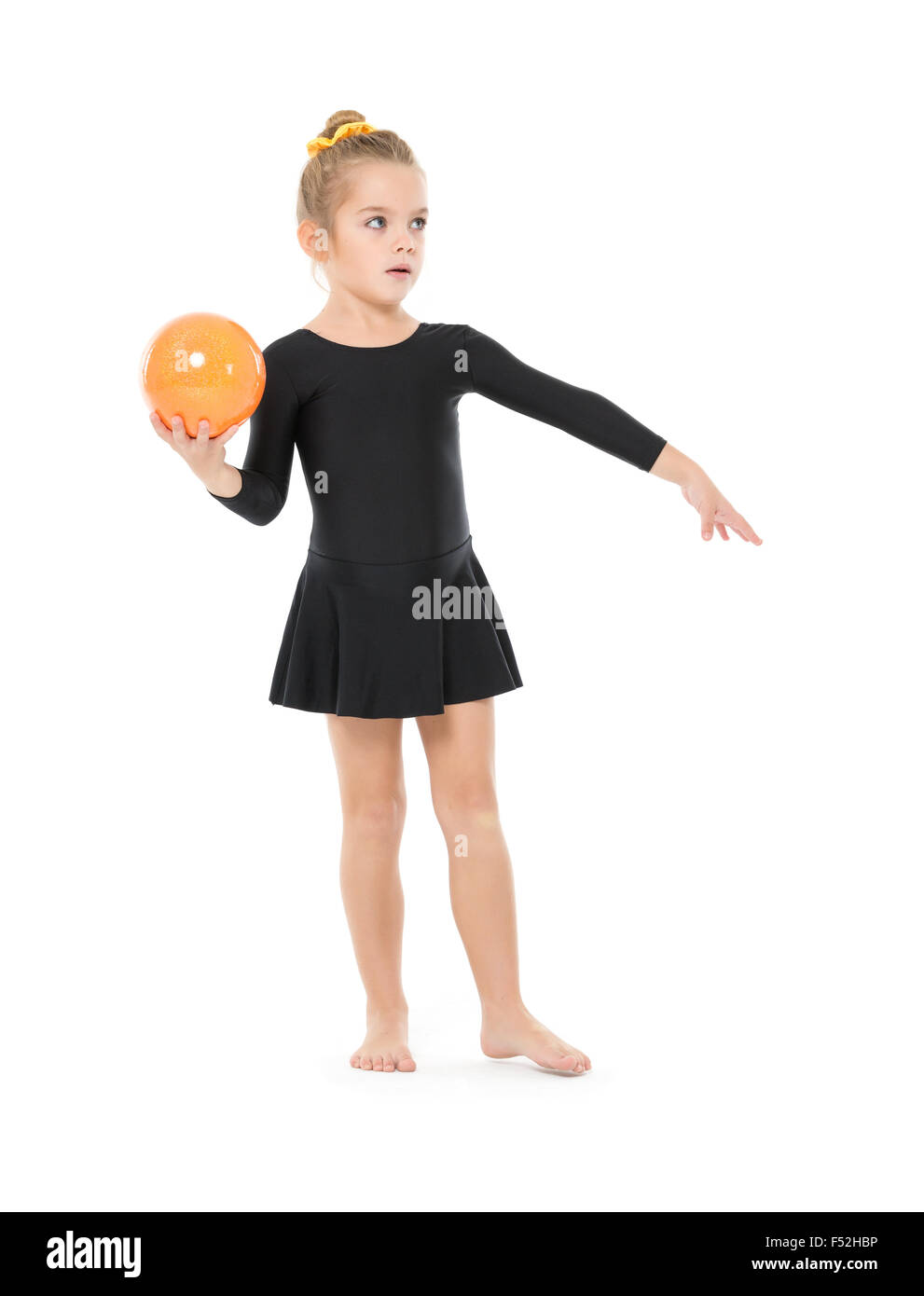 Kleine Turnerin üben mit einem Ball, auf weißem Hintergrund Stockfoto