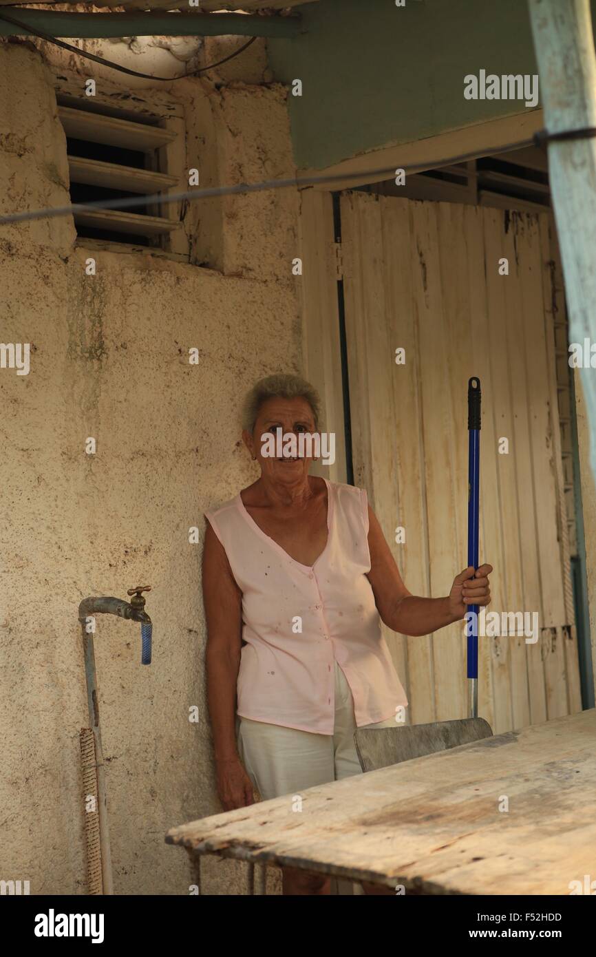 Kubanische Frau Großmutter Reinigung ihr Haus kubanischen Dorf Marti Provinz Matanzas einfaches Haus freundliche Dame Falten zerknittert Stockfoto