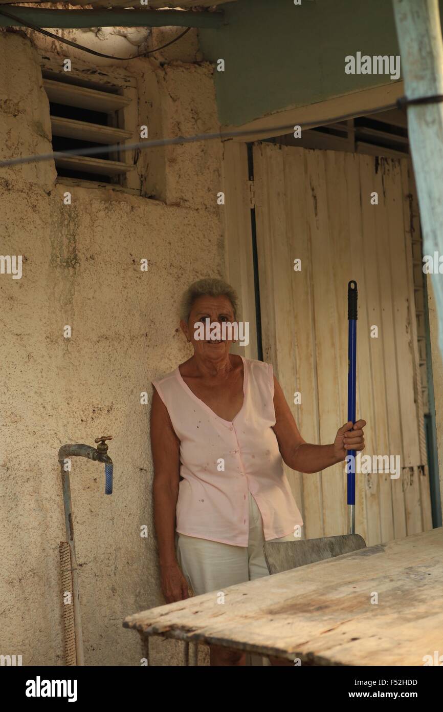 Kubanische Frau Grossmutter Reinigung Ihr Haus Kubanischen Dorf Marti Provinz Matanzas Einfaches Haus Freundliche Dame Falten Zerknittert Stockfotografie Alamy