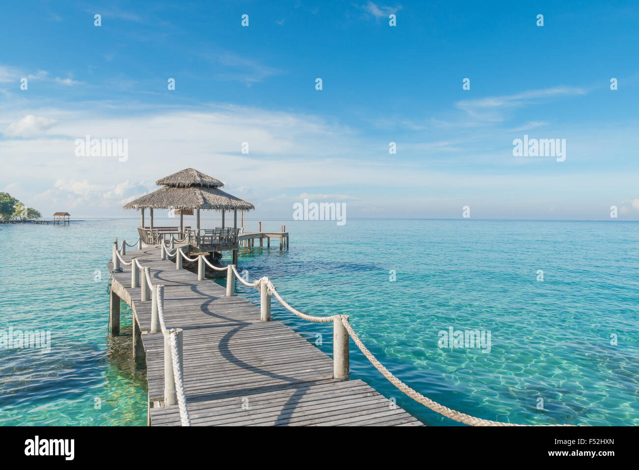 Sommer, Reisen, Urlaub und Ferien-Konzept - Holzmole in Phuket, Thailand Stockfoto